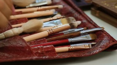 Kadın makyaj sanatçı eller profesyonel fırça ile çalışmak