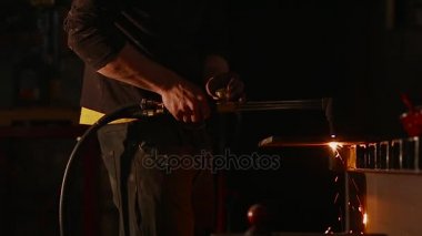 Kaynak, taşlama, metal sektöründe kesme çelik işçileri.