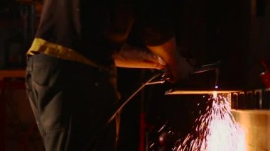 Kaynak, taşlama, metal sektöründe kesme çelik işçileri.