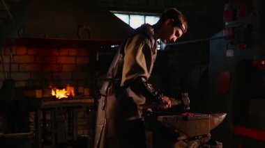 Forge sıcak metal çalışan demirci