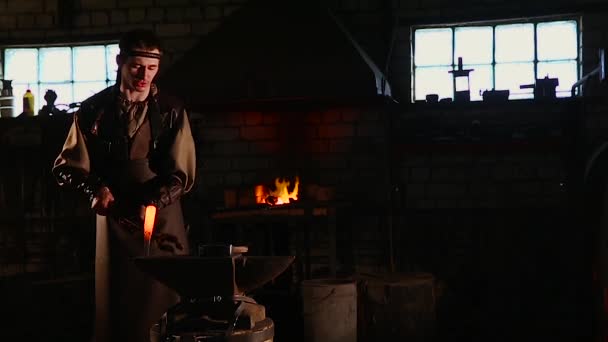 Kovář, kovářské roztaveného kovu na kovadlinu v kovárně. — Stock video