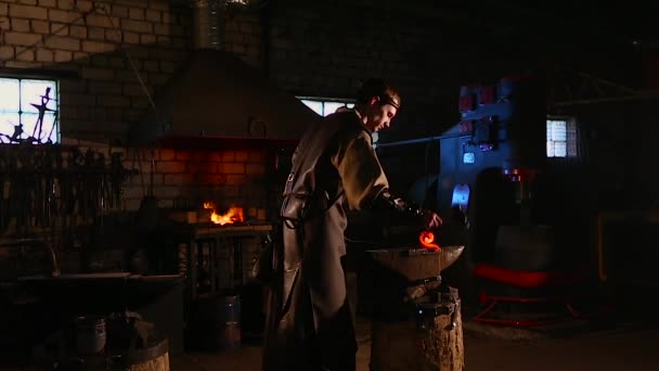 Incandescent element in the smithy on the iron anvil — Stock Video