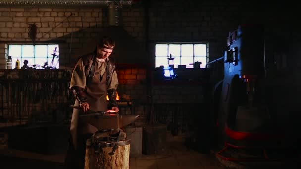 Gloeilamp element in de smithy op het aambeeld van ijzer — Stockvideo