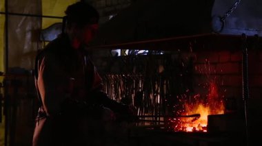 Bir kılıç dövme ağır çekim demirci