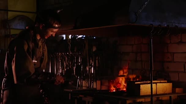 Kovářské práce s ohněm kov — Stock video