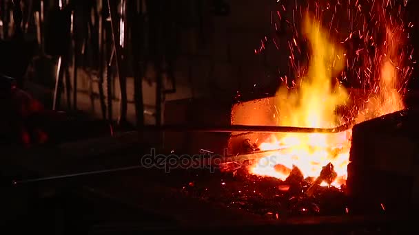 Herrero de cámara lenta forjando una espada — Vídeos de Stock