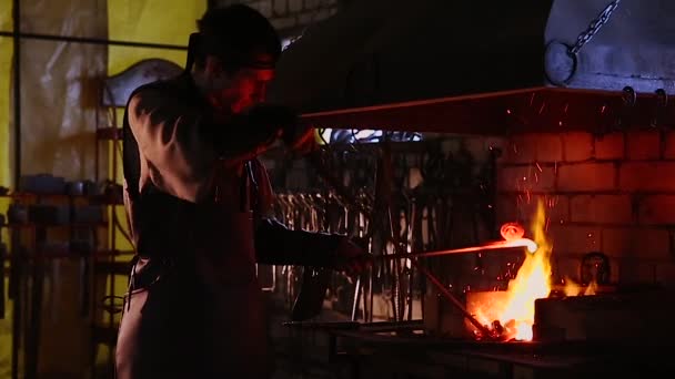 Herrero de cámara lenta forjando una espada — Vídeos de Stock