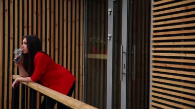 muhteşem genç esmer dışında kullanır şık ve sağlıklı e-sigara