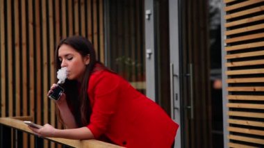 muhteşem genç esmer dışında kullanır şık ve sağlıklı e-sigara