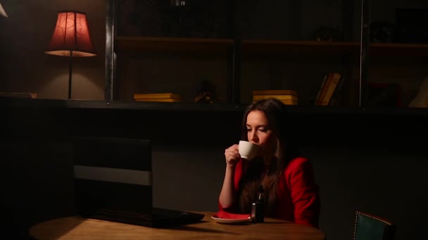Девушка, работающая с ноутбуком, пьет кофе Курение электронной сигареты. Удаленная работа в кафе . — стоковое видео