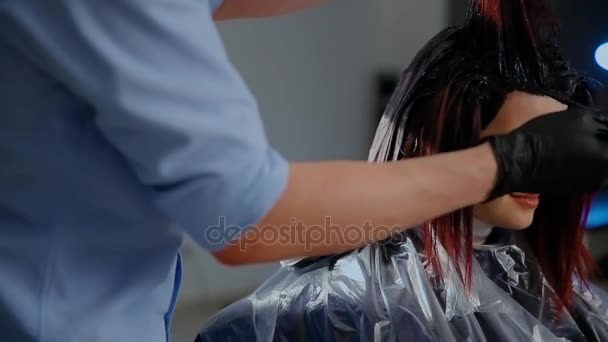 Hairdresser coloring hair in studio — Stock Video