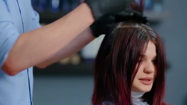 Peluquero profesional color pelo niñas. Primer plano . — Vídeo de stock