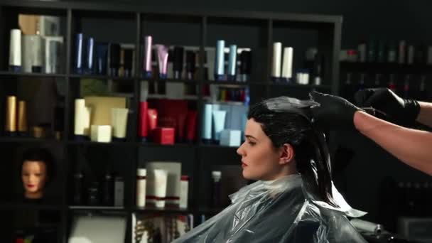 Professionelle Friseur Farbe Haar Mädchen — Stockvideo