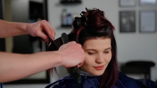 Odraz kadeřník dělá účes pro ženu v kadeřnictví. pojetí módy a krásy — Stock video