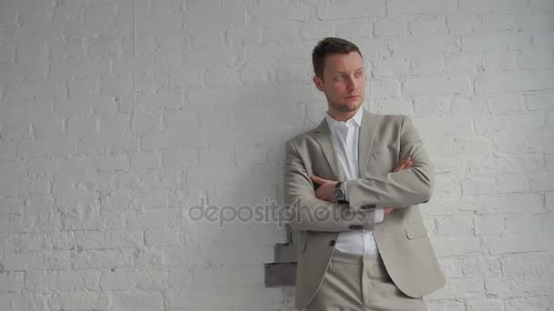 Bricky 흰 벽 배경에 남성 비즈니스 초상화를 수행 하는 사진사. 사진에 대 한 마스터 클래스입니다. Becxtage 사진 촬영. — 비디오