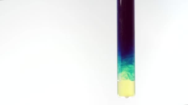 Formación de reacción química de "Berlin azure". Agitación en un tubo de ensayo sobre un fondo blanco . — Vídeos de Stock