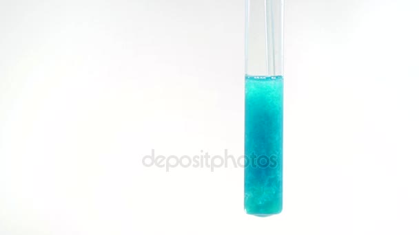 Αλληλεπίδραση των λύσεων υδροξείδιο του νατρίου και χαλκού ΙΙ θειικό άλας. Ο σχηματισμός του ένα μπλε ίζημα από υδροξείδιο του χαλκού ΙΙ. — Αρχείο Βίντεο