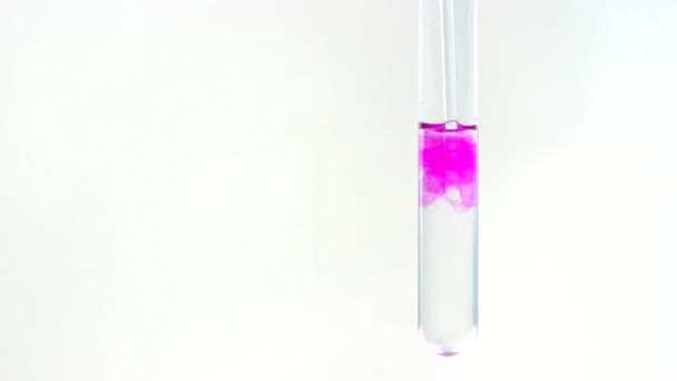 Alkali ve fenolftalein çözüm, kimyasal reaksiyon karıştırma. Test tüpü yakın çekim olduğunu. — Stok video