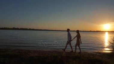 Birkaç aşk günbatımı tropikal arka plan üzerinde silüeti.