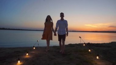 Gün batımında çift yürüyen siluet