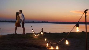 Çift iskele gün batımında denizin üzerinde yürüyor