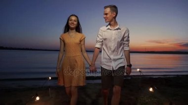 Çift iskele gün batımında denizin üzerinde yürüyor