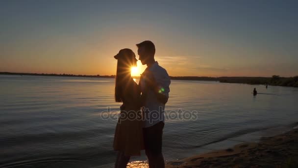 Silhueta casal beijos sobre por do sol fundo — Vídeo de Stock