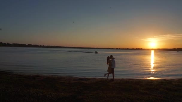 Σιλουέτα του ένα ζευγάρι ερωτευμένο σε τροπικό φόντο ηλιοβασίλεμα. — Αρχείο Βίντεο