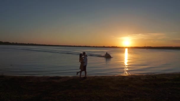 Silhouet van een paar verliefd op een tropische zonsondergang achtergrond. — Stockvideo