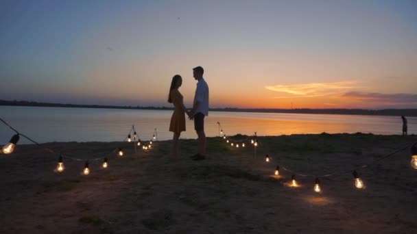 N ερωτική ζευγάρι είναι φιλιά στο ηλιοβασίλεμα — Αρχείο Βίντεο