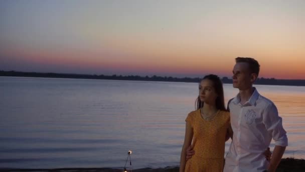 N casal amoroso estão se beijando ao pôr do sol — Vídeo de Stock