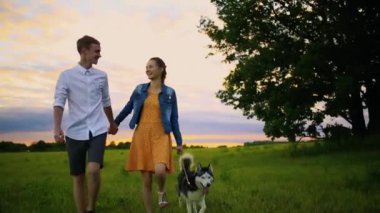 Parktaki romantik genç çift.