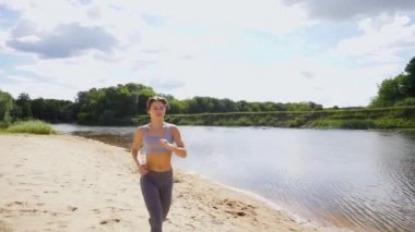 Genç kadın iş dışarı ve Güneybatı içinde Lake Powell ve kıyı çalıştırmak bir sabah bize çöl.