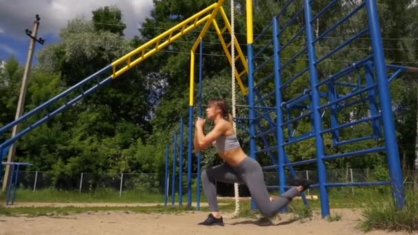 Fitness kadın bir bacak squat soğuk sisli kış sabahı parkta bankta. — Stok video
