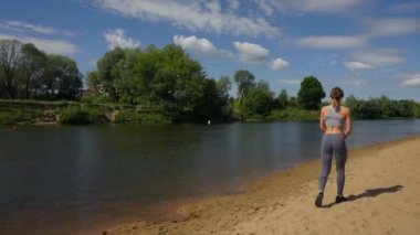 Genç kadın iş dışarı ve Güneybatı içinde Lake Powell ve kıyı çalıştırmak bir sabah bize çöl.