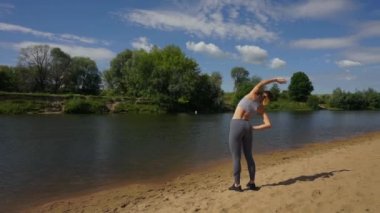 Çalıştırmaya hazırlanma uzanır gibi güneş genç kaslı kadın sporcu vurgular