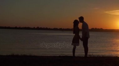 Seven üst düzey çift birlikte sahilde filme dans romantik bir gün batımı akşam keyfi