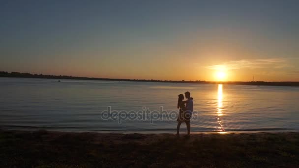 两个相爱在夕阳热带背景上的剪影. — 图库视频影像