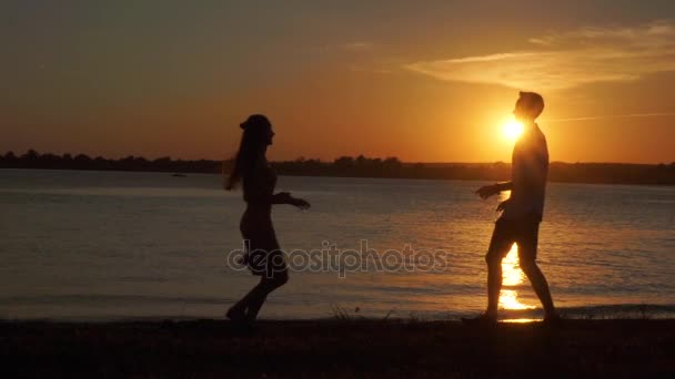 Amar a la pareja mayor disfrutando de una romántica noche de atardecer bailando juntos en la playa filmada — Vídeo de stock