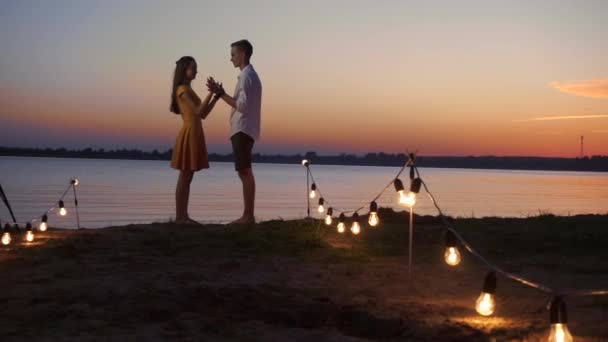 对夫妇在海沿着码头走在日落时分 — 图库视频影像