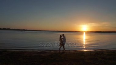 Birkaç aşk günbatımı tropikal arka plan üzerinde silüeti.