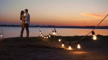 Gün batımında çift yürüyen siluet