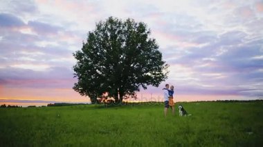 Şehvetli genç çift öpüşme ve mutlu n yaz alan yağışlı hava duygu aşk