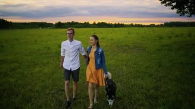 Parktaki romantik genç çift.