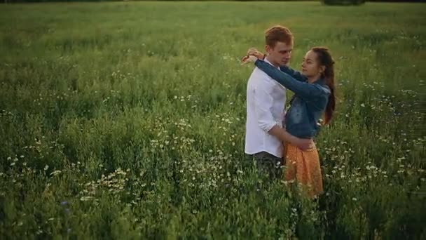 Young sensual couple in love kissing and feeling happy n summer field rainy weather — Stock Video