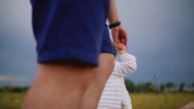 Babası kızını yaşamın ilk adımı atmaya yardımcı