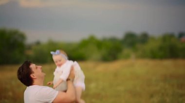 Baba ve kızı doğada