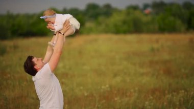 Baba ve kızı doğada