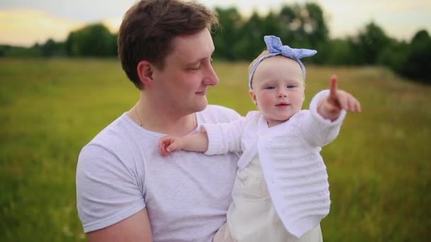 Glad familj och pappadag. barn dotter kyssar och kramar pappa — Stockvideo