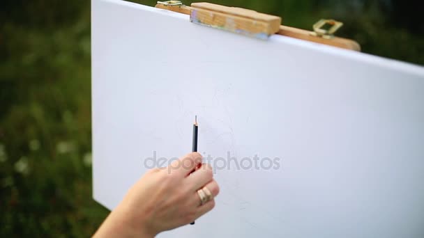 Artista pintando un paisaje marino — Vídeos de Stock